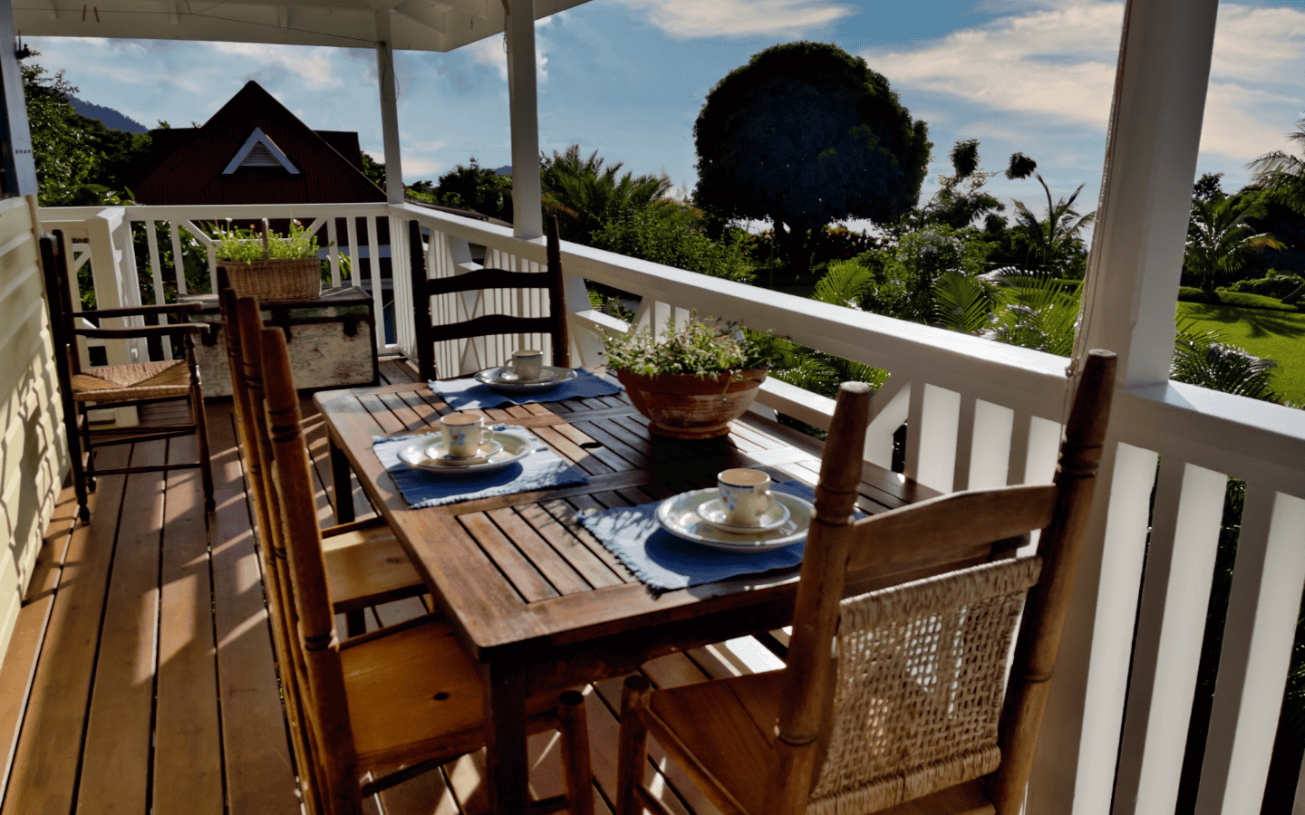 Porch-Dinning_table